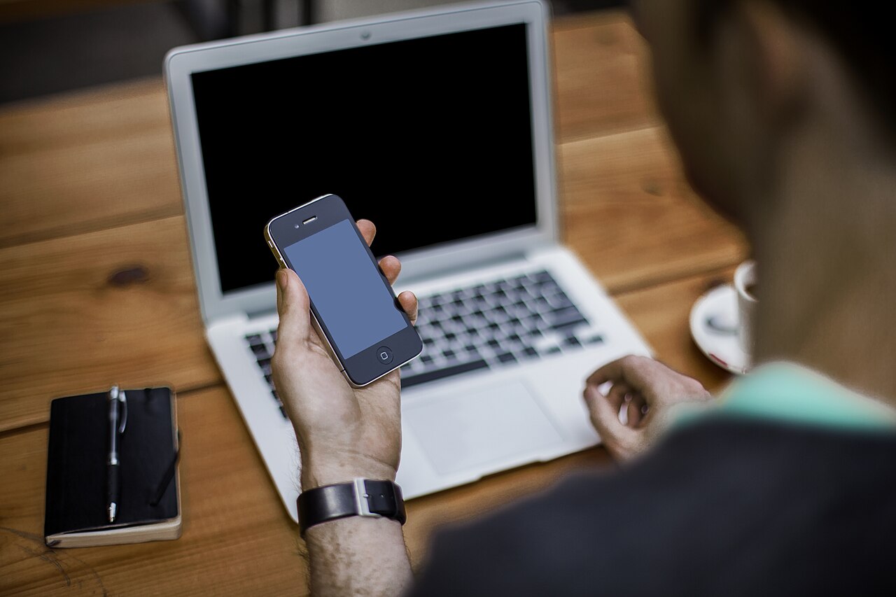 Parcours de contact testé sur ordinateur et smartphone avant le rappel client