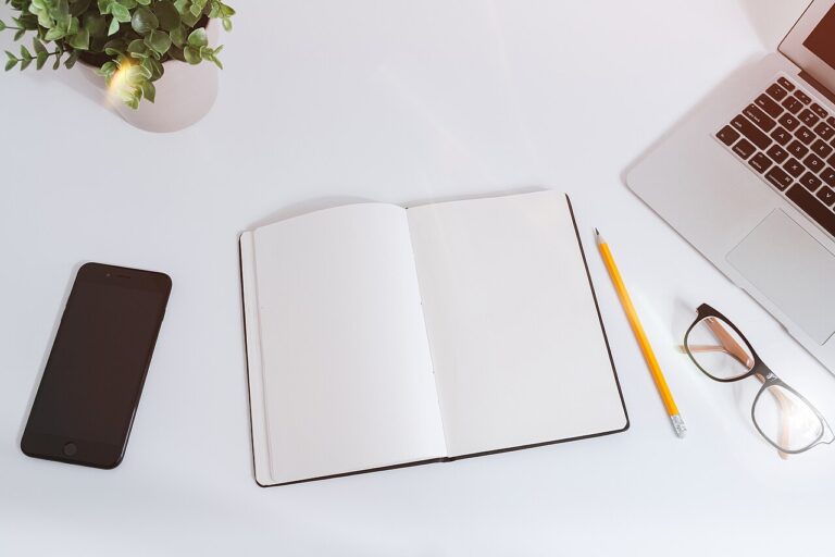 Page de contact professionnelle affichée sur un ordinateur avec téléphone et carnet de demandes clients