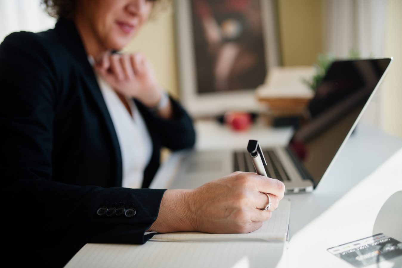 Petite équipe comparant une grille CRM sur ordinateur avec fiches contacts et carnet de relances