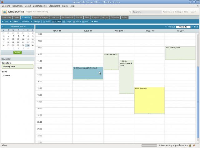 Grille imprimée de comparaison CRM avec calculatrice, stylo et étapes de pipeline commercial