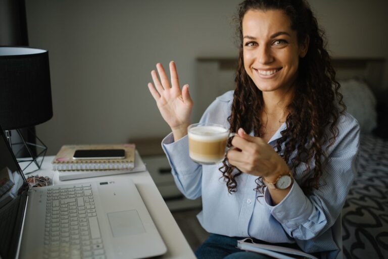 Bureau de petite entreprise avec carnet de planning social, ordinateur et téléphone pour choisir quelques réseaux sociaux
