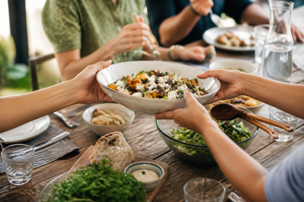Amis partageant un plat maison autour de la table, ambiance décontractée
