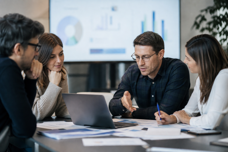 Tableau de suivi d’activité avec indicateurs hebdomadaires sur un ordinateur portable